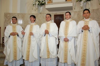 Diocese ordena mais cinco novos presbíteros