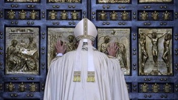 Papa Francisco abre a Porta Santa e dá início ao Jubileu da Misericórdia