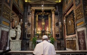 Papa Francisco visita Basílica, caminha pelas ruas de Roma e reza pelo fim da pandemia